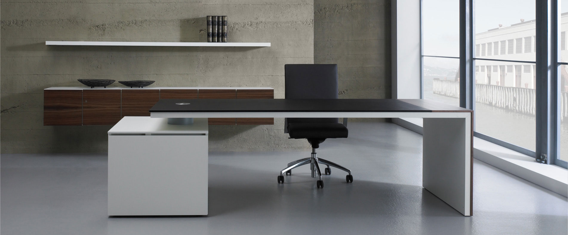 Acuros Arbeitsplatz mit Lowboard